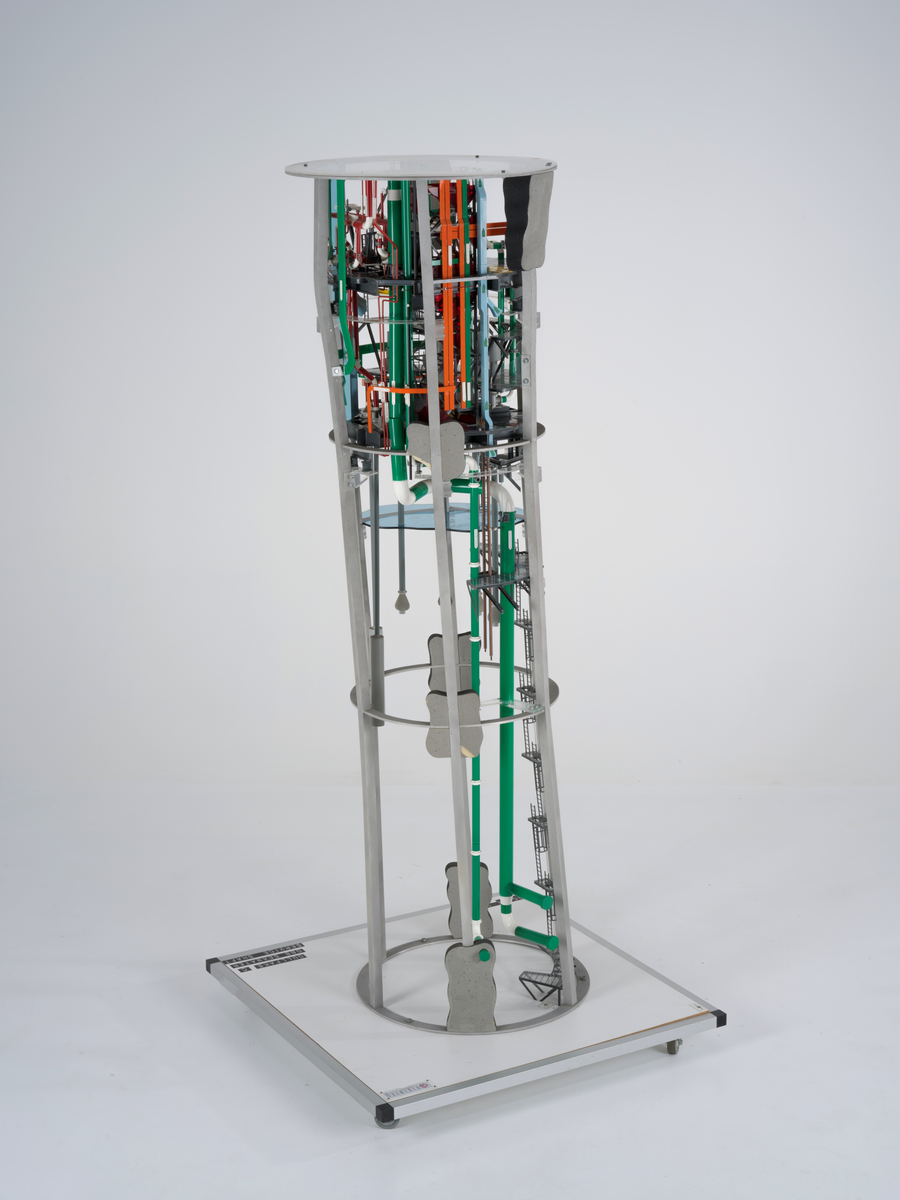Ingeniørmodell som viser et utsnitt av sjøvannssskaftet til betongplattformen Gullfaks C.  Modellen er bygget i målestokk 1 : 33 1/3. 

Ingeniørmodellen inneholder mange små deler som er koblet sammen. Innvendige rør og konstruksjoner av plast er skåret og tilpasset, og støttes opp av et rammeverk av metall. 

Små merkelapper med tekst er festet til de ulike delene på modellen. Etasjer og nivåer er merket med høydemål, og det antas at referansepunktet er havbunnen. Modellens nederste punkt tilsvarer 183,2 meter fra havbunnen. Høyere opp er havflaten representert med en blå plate av pleksiglass. Denne er merket med "WATER 216" og det antas at tallet henviser til avstand fra havflaten til havbunnen som er 216 meter.