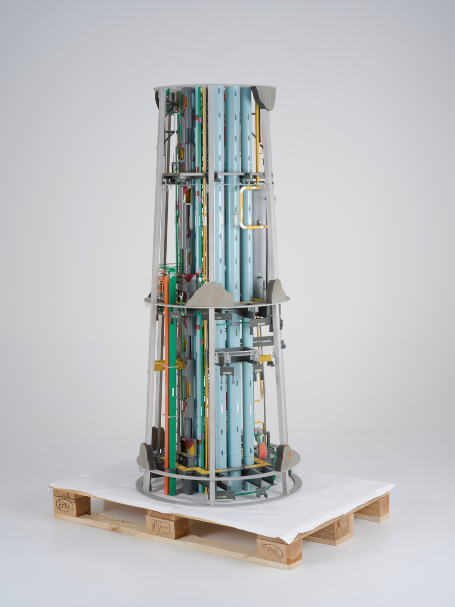 Ingeniørmodell som viser utstyrsskaftet til betongplattformen Gullfaks C.  Modellen består av fire hoveddeler som er bygget i målestokk 1 : 33 1/3. 

Ingeniørmodellen inneholder mange små deler som er koblet sammen. Innvendige rør og konstruksjoner av plast er skåret og tilpasset, og støttes opp av et rammeverk av metall. Små menneskefigurer viser målestokk og aktivitet.

Innvendig i skaftet er det plass til instrumenter, teknisk utstyr og mekaniske komponenter. På forskjellige dekk står blant annet pumper med tilhørende røropplegg for transport av råolje, ballastvann, sjøvann og dieselolje og annet hjelpeutstyr. En innelukket, brannbeskyttet kombinert trappe- og heisesjakt gir adkomst til dekkene inne i skaftet. 

De ulike systemene i utstyrsskaftet er gjengitt i forskjellige farger i modellen; blå farge symboliserer vann; brun farge råolje; oransje farge gass og gul farge ventilasjonssystemene.