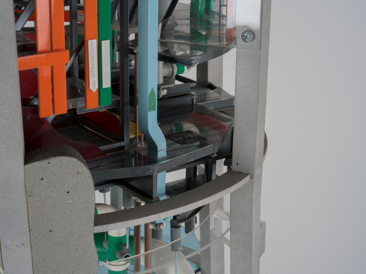 Ingeniørmodell som viser et utsnitt av sjøvannssskaftet til betongplattformen Gullfaks C.  Modellen er bygget i målestokk 1 : 33 1/3. 

Ingeniørmodellen inneholder mange små deler som er koblet sammen. Innvendige rør og konstruksjoner av plast er skåret og tilpasset, og støttes opp av et rammeverk av metall. 

Små merkelapper med tekst er festet til de ulike delene på modellen. Etasjer og nivåer er merket med høydemål, og det antas at referansepunktet er havbunnen. Modellens nederste punkt tilsvarer 183,2 meter fra havbunnen. Høyere opp er havflaten representert med en blå plate av pleksiglass. Denne er merket med "WATER 216" og det antas at tallet henviser til avstand fra havflaten til havbunnen som er 216 meter.