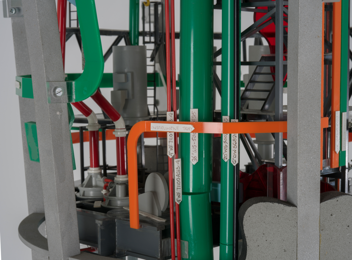 Ingeniørmodell som viser et utsnitt av sjøvannssskaftet til betongplattformen Gullfaks C.  Modellen er bygget i målestokk 1 : 33 1/3. 

Ingeniørmodellen inneholder mange små deler som er koblet sammen. Innvendige rør og konstruksjoner av plast er skåret og tilpasset, og støttes opp av et rammeverk av metall. 

Små merkelapper med tekst er festet til de ulike delene på modellen. Etasjer og nivåer er merket med høydemål, og det antas at referansepunktet er havbunnen. Modellens nederste punkt tilsvarer 183,2 meter fra havbunnen. Høyere opp er havflaten representert med en blå plate av pleksiglass. Denne er merket med "WATER 216" og det antas at tallet henviser til avstand fra havflaten til havbunnen som er 216 meter.