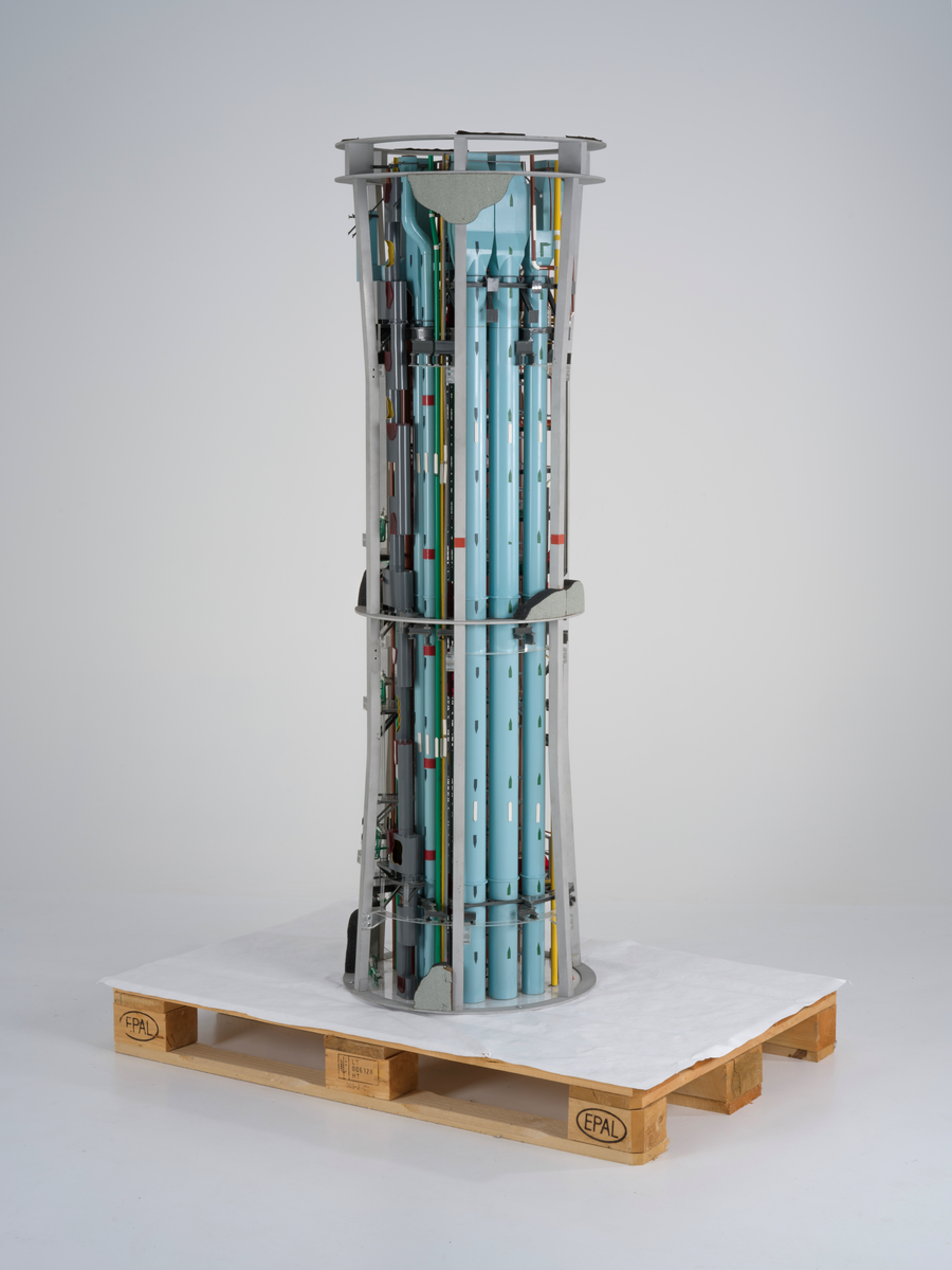 Ingeniørmodell som viser utstyrsskaftet til betongplattformen Gullfaks C.  Modellen består av fire hoveddeler som er bygget i målestokk 1 : 33 1/3. 

Ingeniørmodellen inneholder mange små deler som er koblet sammen. Innvendige rør og konstruksjoner av plast er skåret og tilpasset, og støttes opp av et rammeverk av metall. Små menneskefigurer viser målestokk og aktivitet.

Innvendig i skaftet er det plass til instrumenter, teknisk utstyr og mekaniske komponenter. På forskjellige dekk står blant annet pumper med tilhørende røropplegg for transport av råolje, ballastvann, sjøvann og dieselolje og annet hjelpeutstyr. En innelukket, brannbeskyttet kombinert trappe- og heisesjakt gir adkomst til dekkene inne i skaftet. 

De ulike systemene i utstyrsskaftet er gjengitt i forskjellige farger i modellen; blå farge symboliserer vann; brun farge råolje; oransje farge gass og gul farge ventilasjonssystemene.