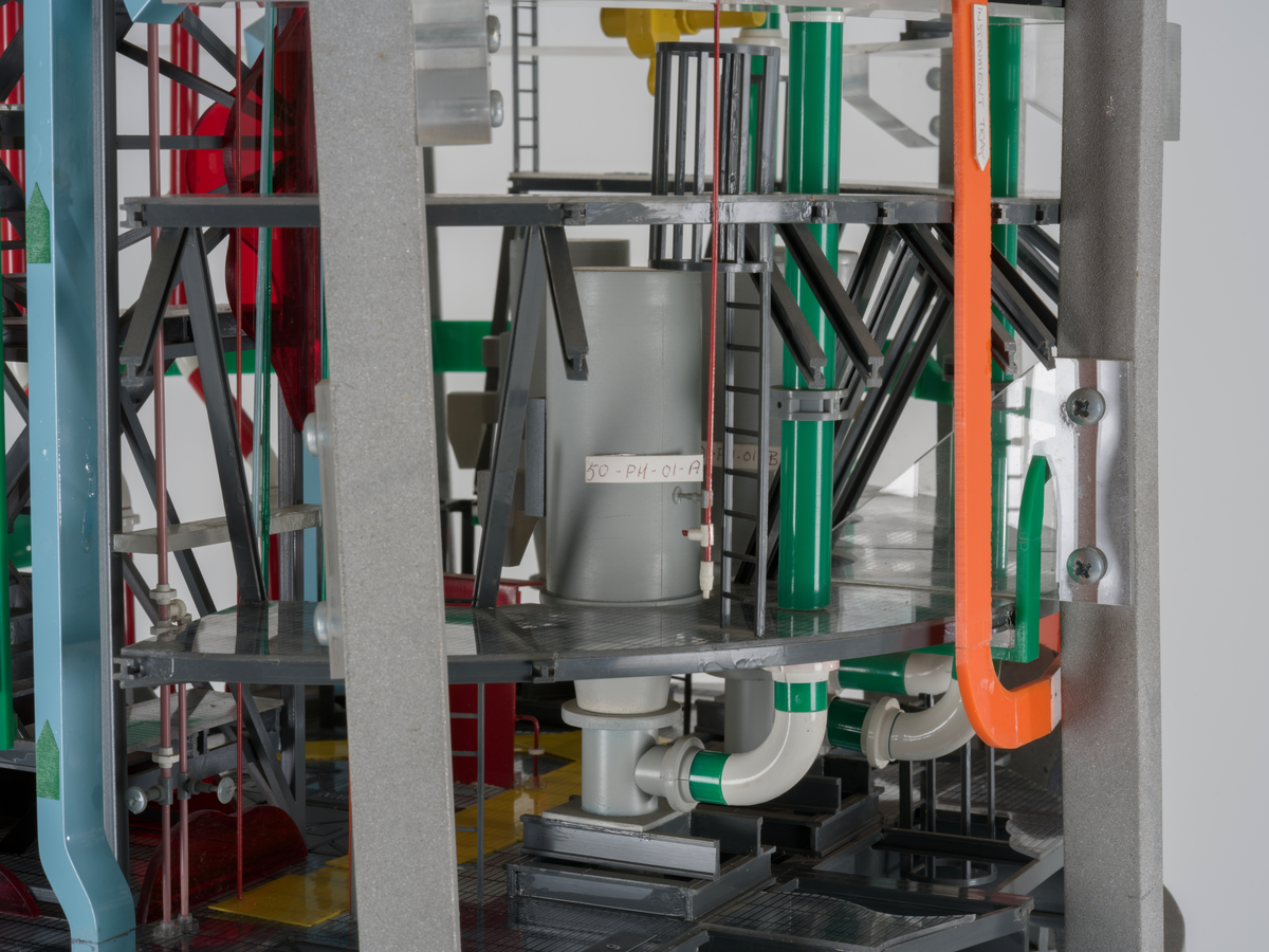 Ingeniørmodell som viser et utsnitt av sjøvannssskaftet til betongplattformen Gullfaks C.  Modellen er bygget i målestokk 1 : 33 1/3. 

Ingeniørmodellen inneholder mange små deler som er koblet sammen. Innvendige rør og konstruksjoner av plast er skåret og tilpasset, og støttes opp av et rammeverk av metall. 

Små merkelapper med tekst er festet til de ulike delene på modellen. Etasjer og nivåer er merket med høydemål, og det antas at referansepunktet er havbunnen. Modellens nederste punkt tilsvarer 183,2 meter fra havbunnen. Høyere opp er havflaten representert med en blå plate av pleksiglass. Denne er merket med "WATER 216" og det antas at tallet henviser til avstand fra havflaten til havbunnen som er 216 meter.