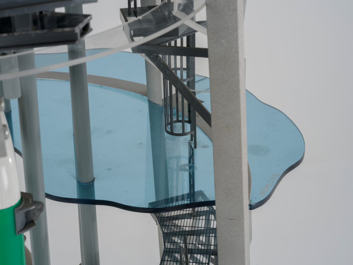 Ingeniørmodell som viser et utsnitt av sjøvannssskaftet til betongplattformen Gullfaks C.  Modellen er bygget i målestokk 1 : 33 1/3. 

Ingeniørmodellen inneholder mange små deler som er koblet sammen. Innvendige rør og konstruksjoner av plast er skåret og tilpasset, og støttes opp av et rammeverk av metall. 

Små merkelapper med tekst er festet til de ulike delene på modellen. Etasjer og nivåer er merket med høydemål, og det antas at referansepunktet er havbunnen. Modellens nederste punkt tilsvarer 183,2 meter fra havbunnen. Høyere opp er havflaten representert med en blå plate av pleksiglass. Denne er merket med "WATER 216" og det antas at tallet henviser til avstand fra havflaten til havbunnen som er 216 meter.