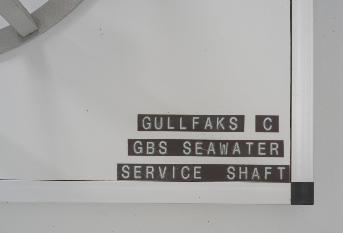 Ingeniørmodell som viser et utsnitt av sjøvannssskaftet til betongplattformen Gullfaks C.  Modellen er bygget i målestokk 1 : 33 1/3. 

Ingeniørmodellen inneholder mange små deler som er koblet sammen. Innvendige rør og konstruksjoner av plast er skåret og tilpasset, og støttes opp av et rammeverk av metall. 

Små merkelapper med tekst er festet til de ulike delene på modellen. Etasjer og nivåer er merket med høydemål, og det antas at referansepunktet er havbunnen. Modellens nederste punkt tilsvarer 183,2 meter fra havbunnen. Høyere opp er havflaten representert med en blå plate av pleksiglass. Denne er merket med "WATER 216" og det antas at tallet henviser til avstand fra havflaten til havbunnen som er 216 meter.