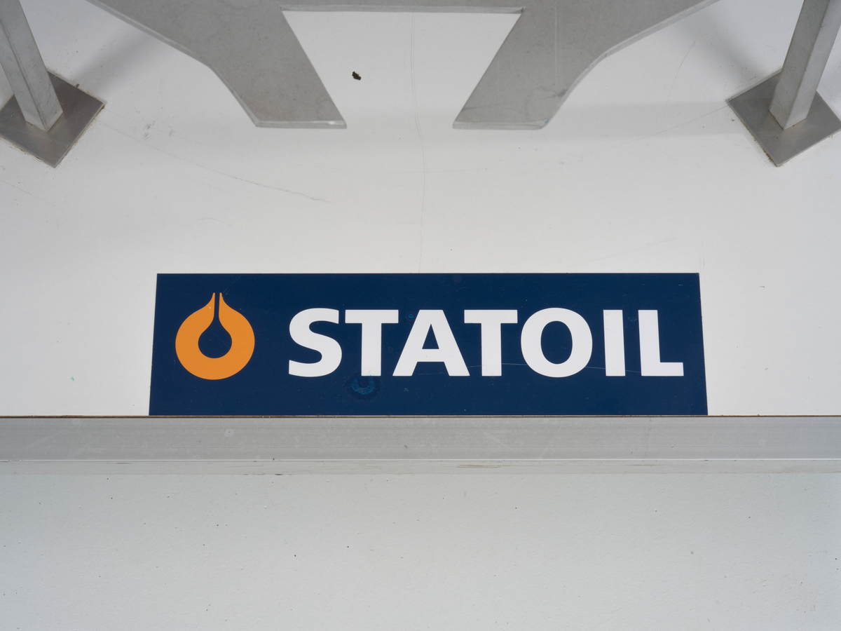 Ingeniørmodell som viser utstyrsskaftet til betongplattformen Gullfaks C.  Modellen består av fire hoveddeler som er bygget i målestokk 1 : 33 1/3. 

Ingeniørmodellen inneholder mange små deler som er koblet sammen. Innvendige rør og konstruksjoner av plast er skåret og tilpasset, og støttes opp av et rammeverk av metall. Små menneskefigurer viser målestokk og aktivitet.

Innvendig i skaftet er det plass til instrumenter, teknisk utstyr og mekaniske komponenter. På forskjellige dekk står blant annet pumper med tilhørende røropplegg for transport av råolje, ballastvann, sjøvann og dieselolje og annet hjelpeutstyr. En innelukket, brannbeskyttet kombinert trappe- og heisesjakt gir adkomst til dekkene inne i skaftet. 

De ulike systemene i utstyrsskaftet er gjengitt i forskjellige farger i modellen; blå farge symboliserer vann; brun farge råolje; oransje farge gass og gul farge ventilasjonssystemene.