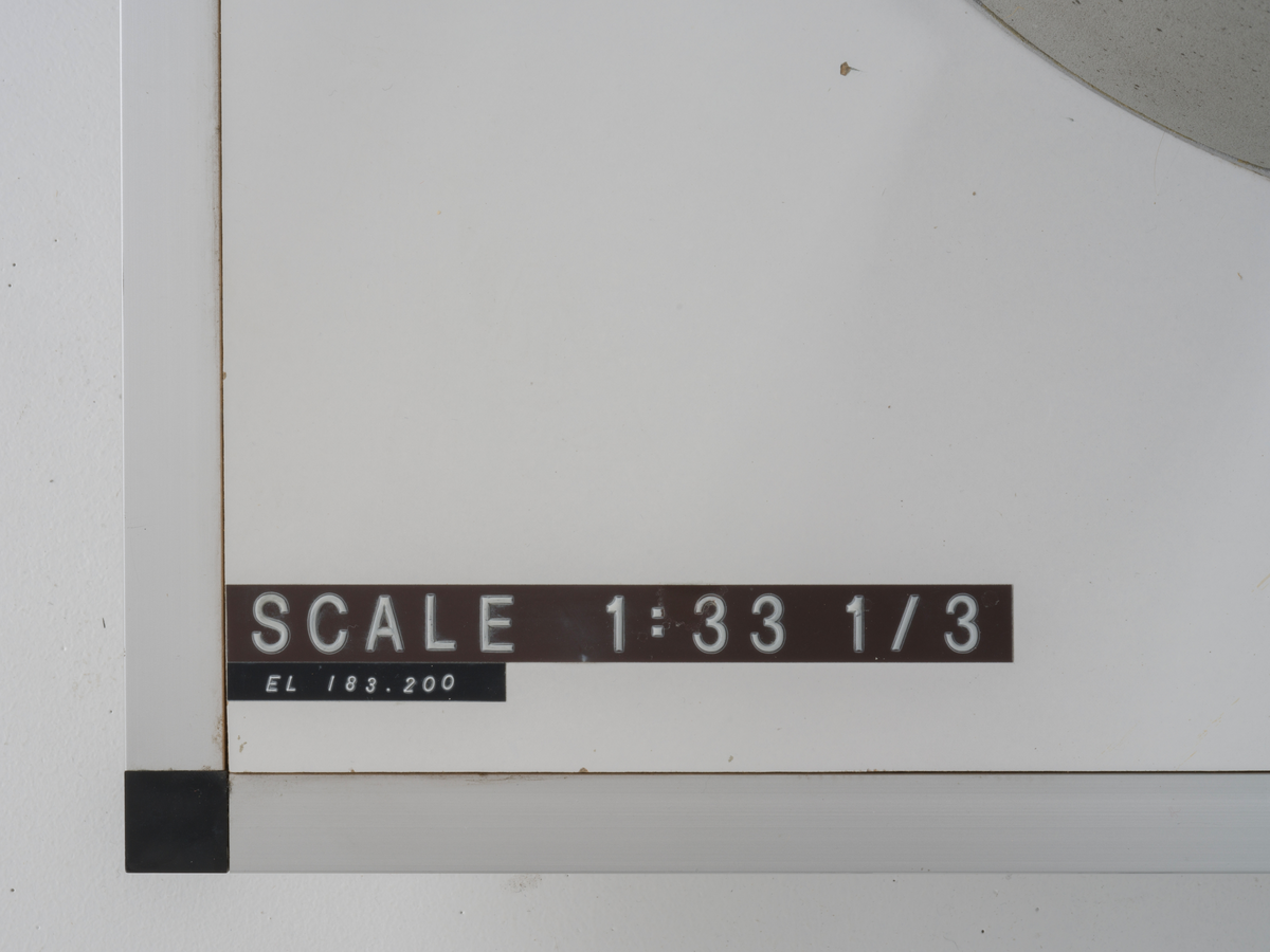 Ingeniørmodell som viser et utsnitt av sjøvannssskaftet til betongplattformen Gullfaks C.  Modellen er bygget i målestokk 1 : 33 1/3. 

Ingeniørmodellen inneholder mange små deler som er koblet sammen. Innvendige rør og konstruksjoner av plast er skåret og tilpasset, og støttes opp av et rammeverk av metall. 

Små merkelapper med tekst er festet til de ulike delene på modellen. Etasjer og nivåer er merket med høydemål, og det antas at referansepunktet er havbunnen. Modellens nederste punkt tilsvarer 183,2 meter fra havbunnen. Høyere opp er havflaten representert med en blå plate av pleksiglass. Denne er merket med "WATER 216" og det antas at tallet henviser til avstand fra havflaten til havbunnen som er 216 meter.