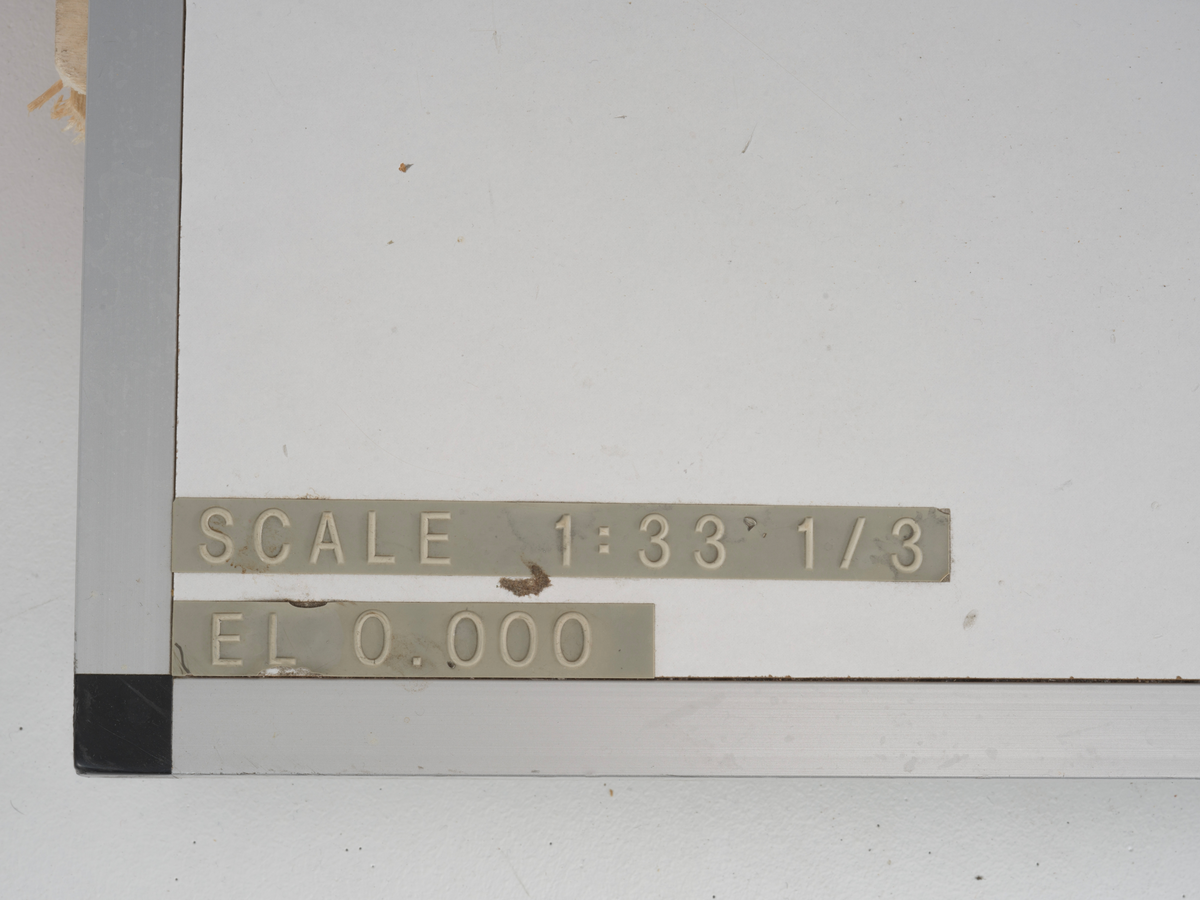 Ingeniørmodell som viser utstyrsskaftet til betongplattformen Gullfaks C.  Modellen består av fire hoveddeler som er bygget i målestokk 1 : 33 1/3. 

Ingeniørmodellen inneholder mange små deler som er koblet sammen. Innvendige rør og konstruksjoner av plast er skåret og tilpasset, og støttes opp av et rammeverk av metall. Små menneskefigurer viser målestokk og aktivitet.

Innvendig i skaftet er det plass til instrumenter, teknisk utstyr og mekaniske komponenter. På forskjellige dekk står blant annet pumper med tilhørende røropplegg for transport av råolje, ballastvann, sjøvann og dieselolje og annet hjelpeutstyr. En innelukket, brannbeskyttet kombinert trappe- og heisesjakt gir adkomst til dekkene inne i skaftet. 

De ulike systemene i utstyrsskaftet er gjengitt i forskjellige farger i modellen; blå farge symboliserer vann; brun farge råolje; oransje farge gass og gul farge ventilasjonssystemene.