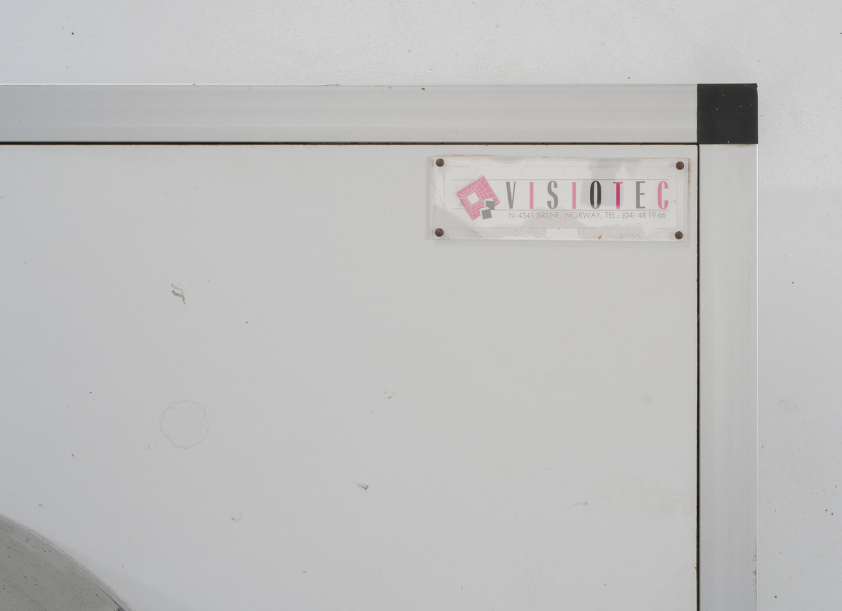 Ingeniørmodell som viser et utsnitt av sjøvannssskaftet til betongplattformen Gullfaks C.  Modellen er bygget i målestokk 1 : 33 1/3. 

Ingeniørmodellen inneholder mange små deler som er koblet sammen. Innvendige rør og konstruksjoner av plast er skåret og tilpasset, og støttes opp av et rammeverk av metall. 

Små merkelapper med tekst er festet til de ulike delene på modellen. Etasjer og nivåer er merket med høydemål, og det antas at referansepunktet er havbunnen. Modellens nederste punkt tilsvarer 183,2 meter fra havbunnen. Høyere opp er havflaten representert med en blå plate av pleksiglass. Denne er merket med "WATER 216" og det antas at tallet henviser til avstand fra havflaten til havbunnen som er 216 meter.