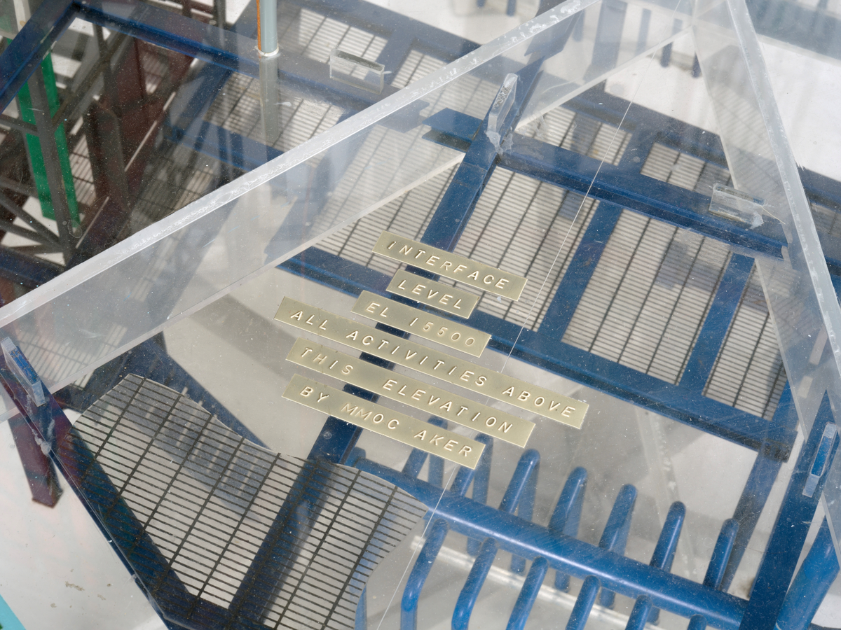 Ingeniørmodell som viser utstyrsskaftet til betongplattformen Gullfaks C.  Modellen består av fire hoveddeler som er bygget i målestokk 1 : 33 1/3. 

Ingeniørmodellen inneholder mange små deler som er koblet sammen. Innvendige rør og konstruksjoner av plast er skåret og tilpasset, og støttes opp av et rammeverk av metall. Små menneskefigurer viser målestokk og aktivitet.

Innvendig i skaftet er det plass til instrumenter, teknisk utstyr og mekaniske komponenter. På forskjellige dekk står blant annet pumper med tilhørende røropplegg for transport av råolje, ballastvann, sjøvann og dieselolje og annet hjelpeutstyr. En innelukket, brannbeskyttet kombinert trappe- og heisesjakt gir adkomst til dekkene inne i skaftet. 

De ulike systemene i utstyrsskaftet er gjengitt i forskjellige farger i modellen; blå farge symboliserer vann; brun farge råolje; oransje farge gass og gul farge ventilasjonssystemene.