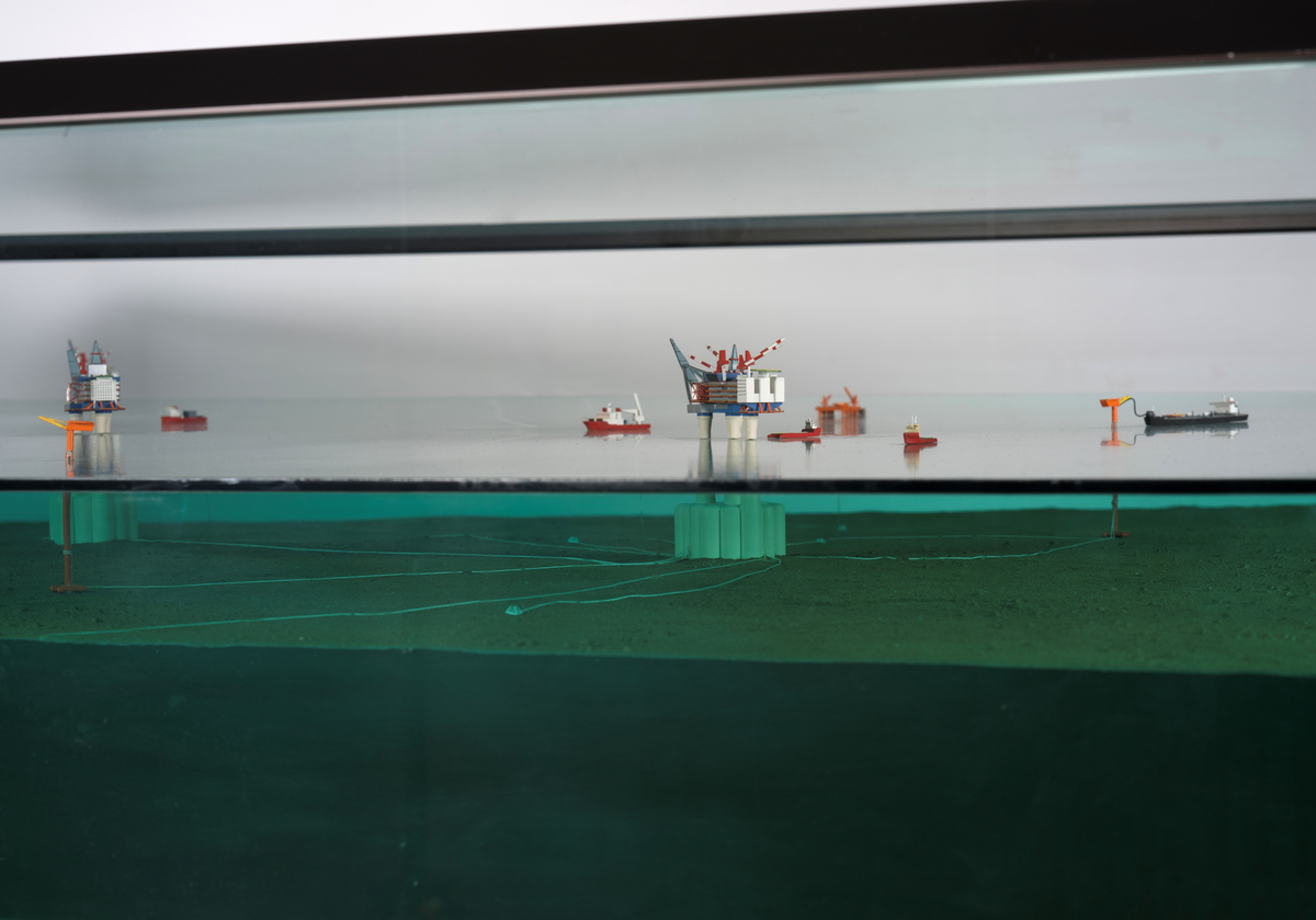 Modell av Gullfaksfeltet i monter med sokkel.

Modellen viser de tre integrerte prosess-, bore-, og boligplattformene Gullfaks A, Gullfaks B og Gullfaks C med understell av betong. Modellen viser hvordan disse installasjonene er plassert på havbunnen, og nettverket av rørledninger hvor blant annet noen er koblet opp til to lastebøyer. Et lasteskip er koblet opp til den ene lastebøyen.