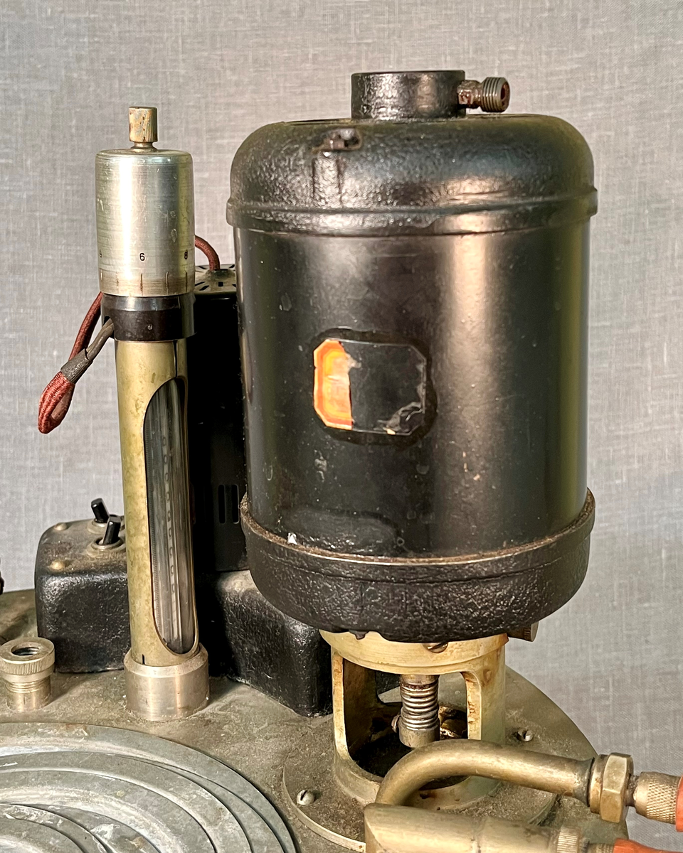 Instrument for vannbad med kvikksølvtermostat og sirkulasjonspumpe for tilkobling til andre instrumenter og tilkobling til kaldt vann. Instrumentet har en "kokeplate" i form av en rund åpning, der løse metallringer kan fjernes for å tilpasse åpningen til størrelsen på kolber som skal varmes.