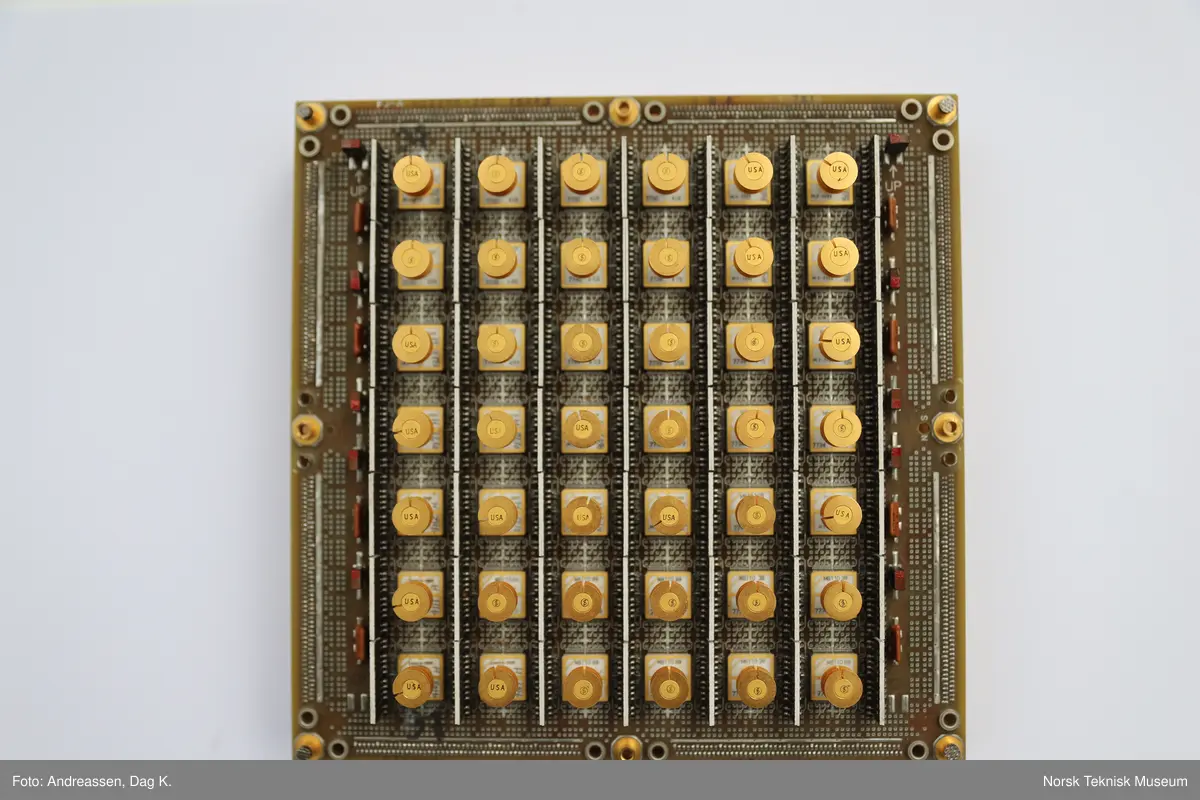 Kretskort med 42 microchips med særegne kjøletårn. Kortet er tatt ut av maskinen, Amdahl 470, og montert på en treplate, trolig som en souvenir / pybtegjenstand. Selve maskinen er ikke bevart, så vidt vi vet.