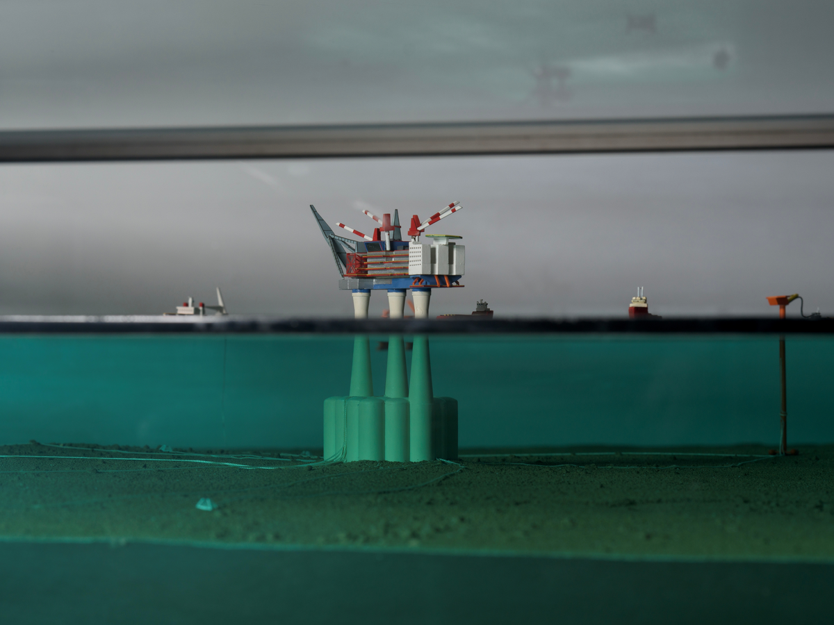 Modell av Gullfaksfeltet i monter med sokkel.

Modellen viser de tre integrerte prosess-, bore-, og boligplattformene Gullfaks A, Gullfaks B og Gullfaks C med understell av betong. Modellen viser hvordan disse installasjonene er plassert på havbunnen, og nettverket av rørledninger hvor blant annet noen er koblet opp til to lastebøyer. Et lasteskip er koblet opp til den ene lastebøyen.