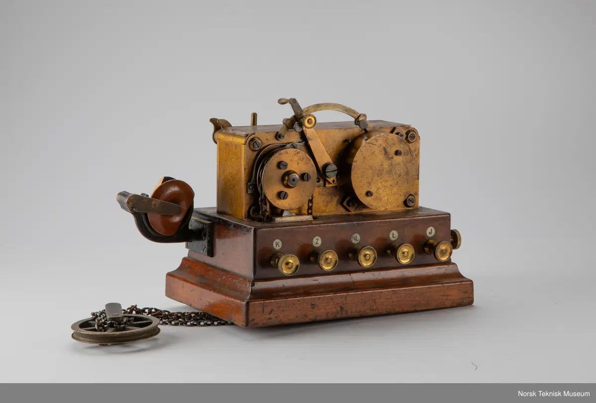 Telegrafisender

Linjerele gammel type. Sylindrisk boks.