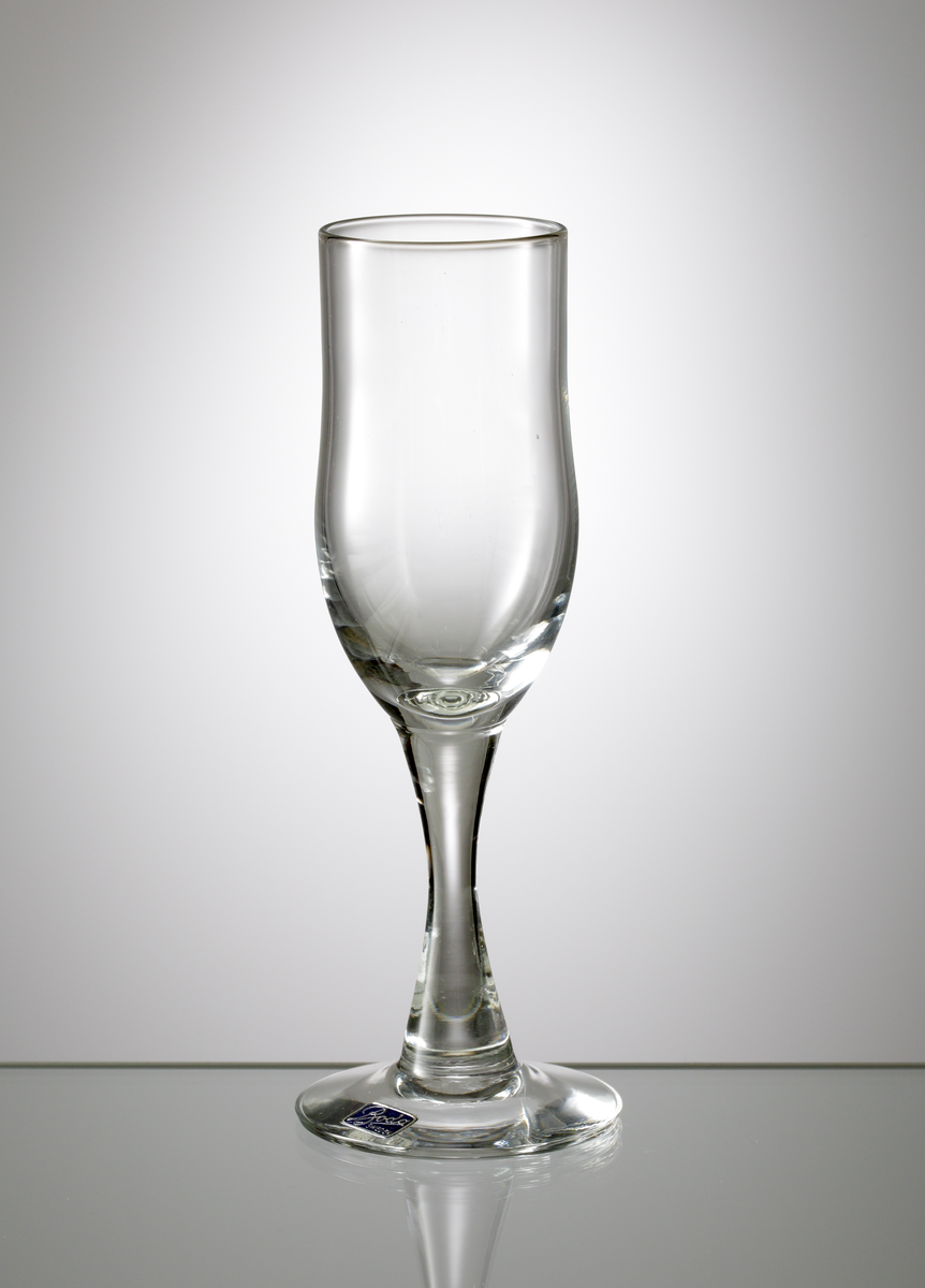 Starkvinsglas tillhörande servis "H 1".
Formgivet av Erik Höglund eller Kallenberg.
Möjligen tillverkat 1960.
Cylindrisk skål, avrundad nedåt. Konkavt ben.
Ofärgat klarglas.
Ovan angivna mått avser övre diameter.
Inskrivet i huvudkatalogen 1968.
Funktion: Starkvinsglas