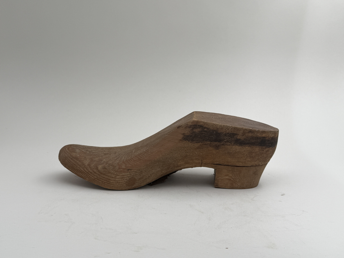 Läst med klack, för vänsterfot, av furu, för herrskor. Påskrift under "Skellefteå lands. förs. Västerb."