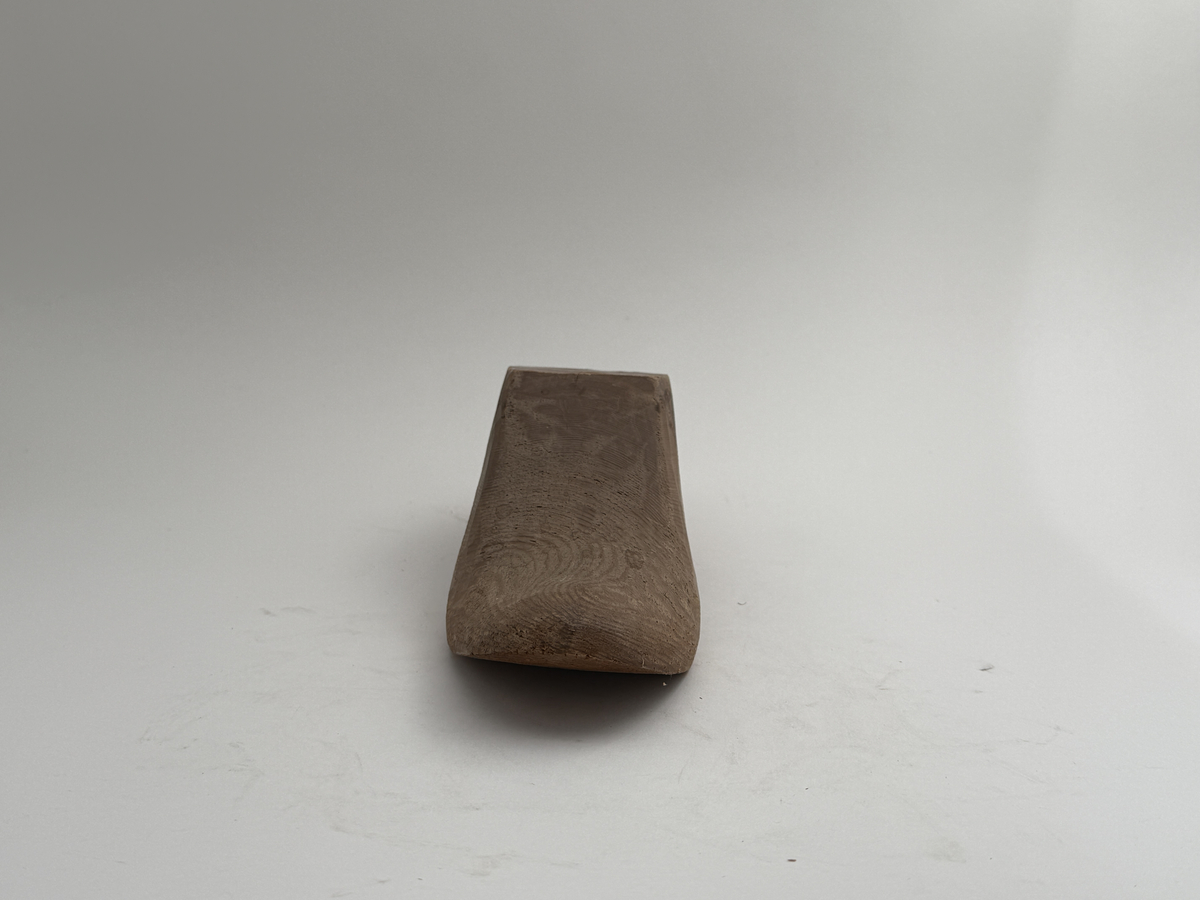 Läst med klack, för vänsterfot, av furu, för herrskor. Påskrift under "Skellefteå lands. förs. Västerb."