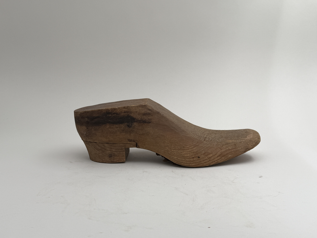 Läst med klack, för vänsterfot, av furu, för herrskor. Påskrift under "Skellefteå lands. förs. Västerb."