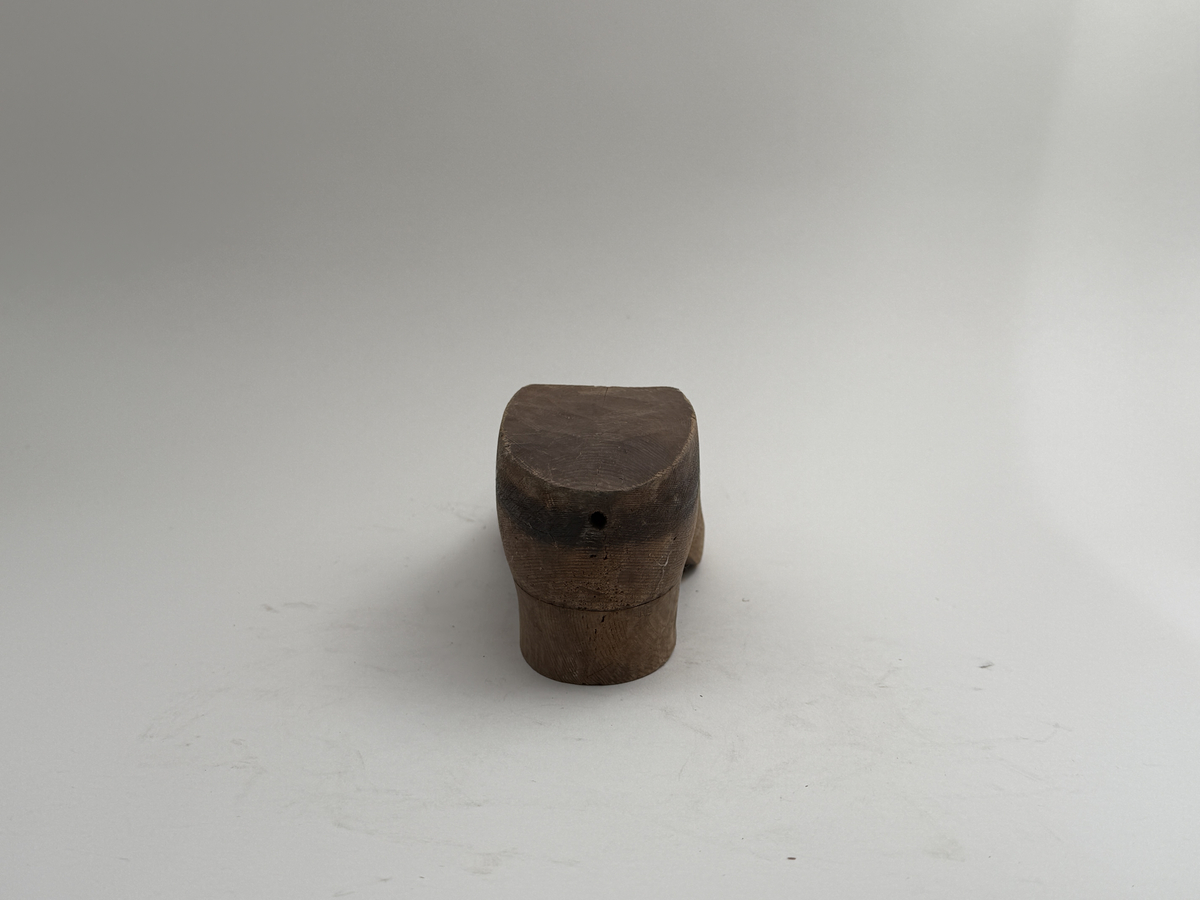 Läst med klack, för vänsterfot, av furu, för herrskor. Påskrift under "Skellefteå lands. förs. Västerb."