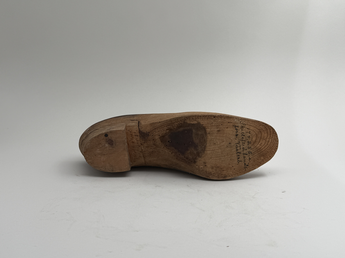 Läst med klack, för vänsterfot, av furu, för herrskor. Påskrift under "Skellefteå lands. förs. Västerb."