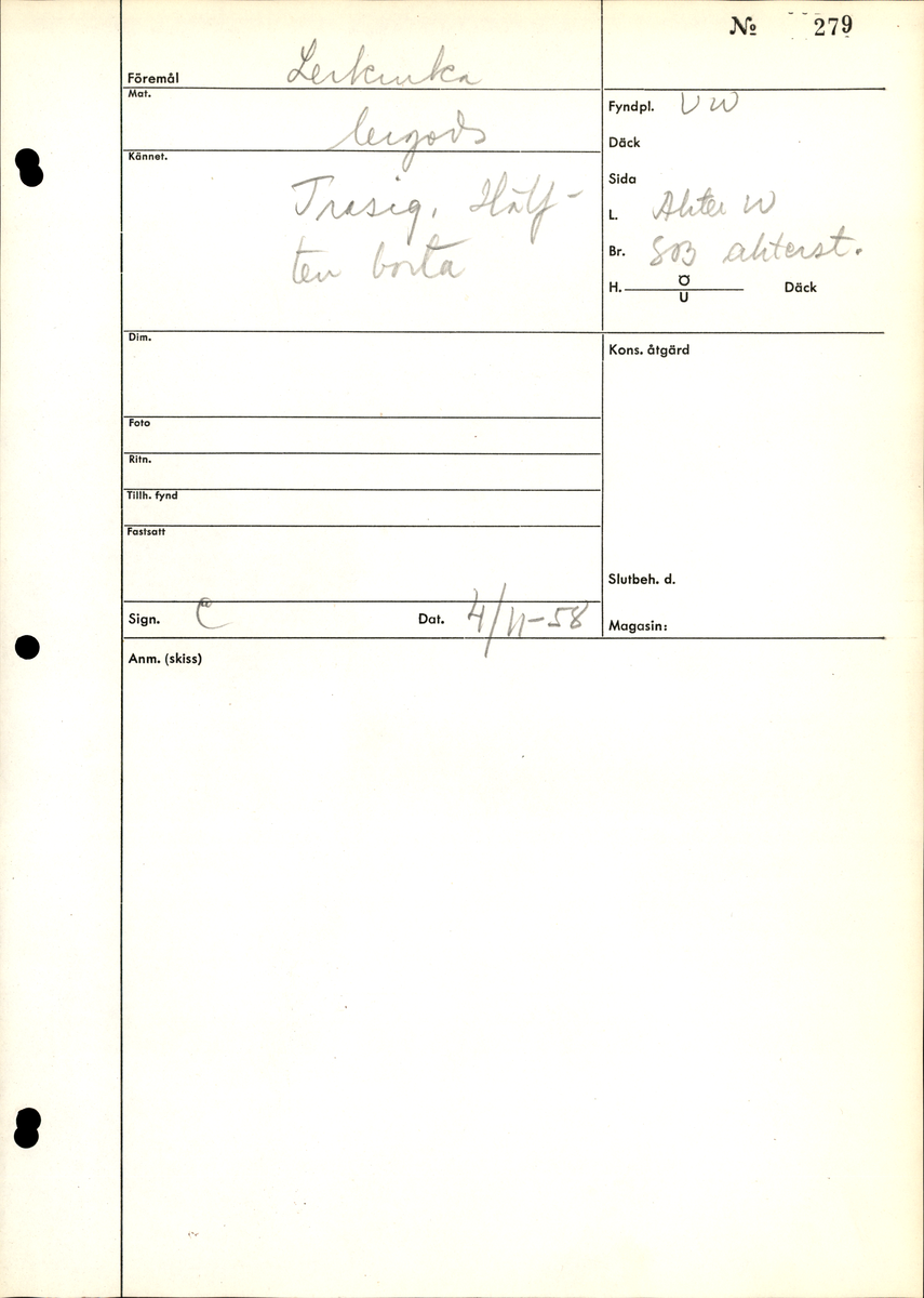 Del av en drejad gryta med platt potten. Grytans insida har en ljusbrun glasyr. Utsidan är oglaserad men har några fläckar glasyr som verkar ha runnit ner från kanten eller stänkts på. En del av buken och mynningskanten saknas.