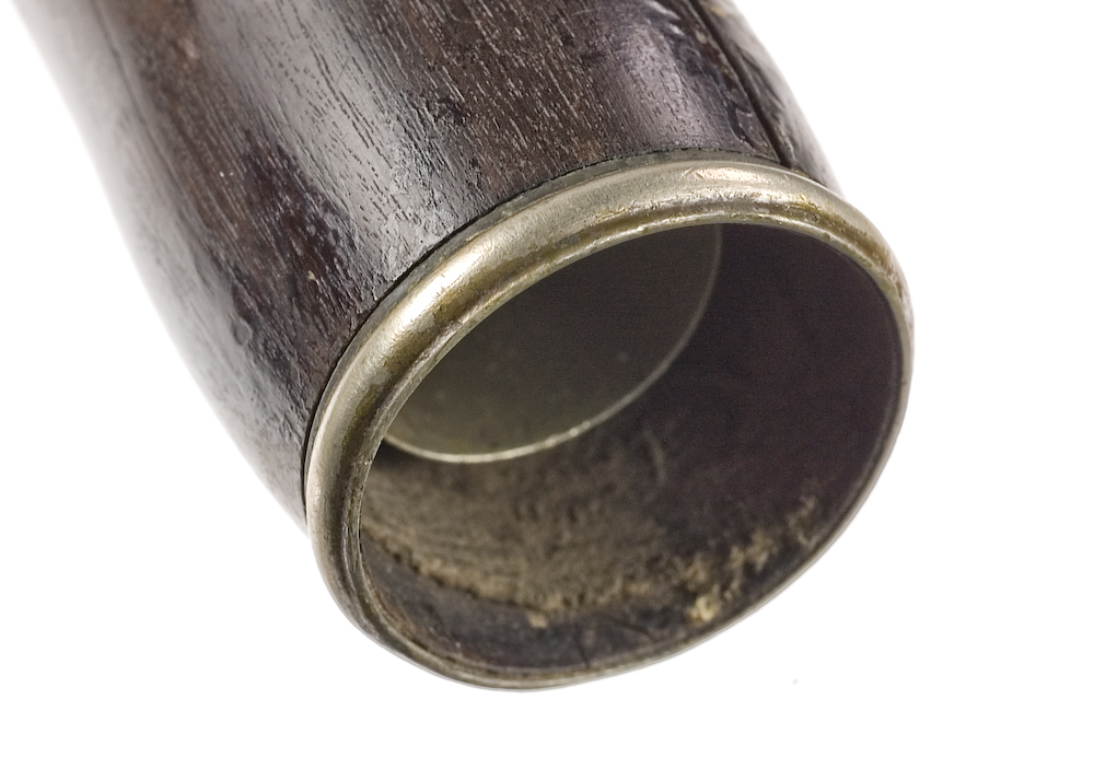 Tvärflöjt i mörkt trä med metallringar. Böhmsystem, delvis med öppna klaffar. 3 delar. Sprickor i munstycke. Fot ej original. Dålig kondition. A=459.