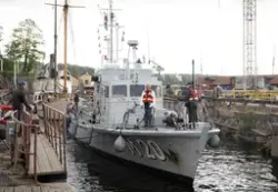 Minsvepare HMS M20 på Beckholmens docka för renovering.