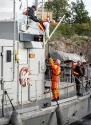 Minsvepare HMS M20 på Beckholmens docka för renovering.