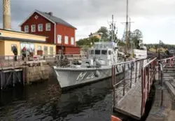 Minsvepare HMS M20 på Beckholmens docka för renovering.