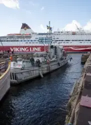 Minsvepare HMS M20 på Beckholmens docka för renovering.