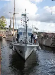 Minsvepare HMS M20 på Beckholmens docka för renovering.