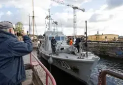 Minsvepare HMS M20 på Beckholmens docka för renovering.