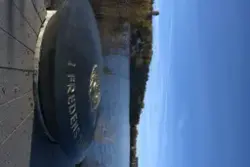 FN-monument vid Djurgårdsbrunnsvikens strand. Ett minnesmärk