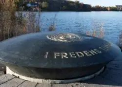 FN-monument vid Djurgårdsbrunnsvikens strand. Ett minnesmärk