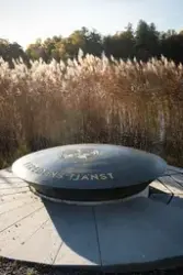 FN-monument vid Djurgårdsbrunnsvikens strand. Ett minnesmärk