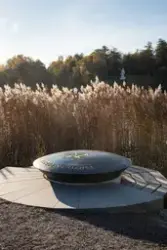 FN-monument vid Djurgårdsbrunnsvikens strand. Ett minnesmärk