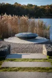 FN-monument vid Djurgårdsbrunnsvikens strand. Ett minnesmärk