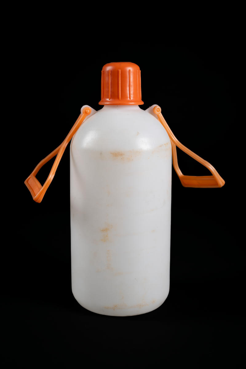 Vattendunk i vit plast med orange kork och två orange handtag på motsatta sidor.