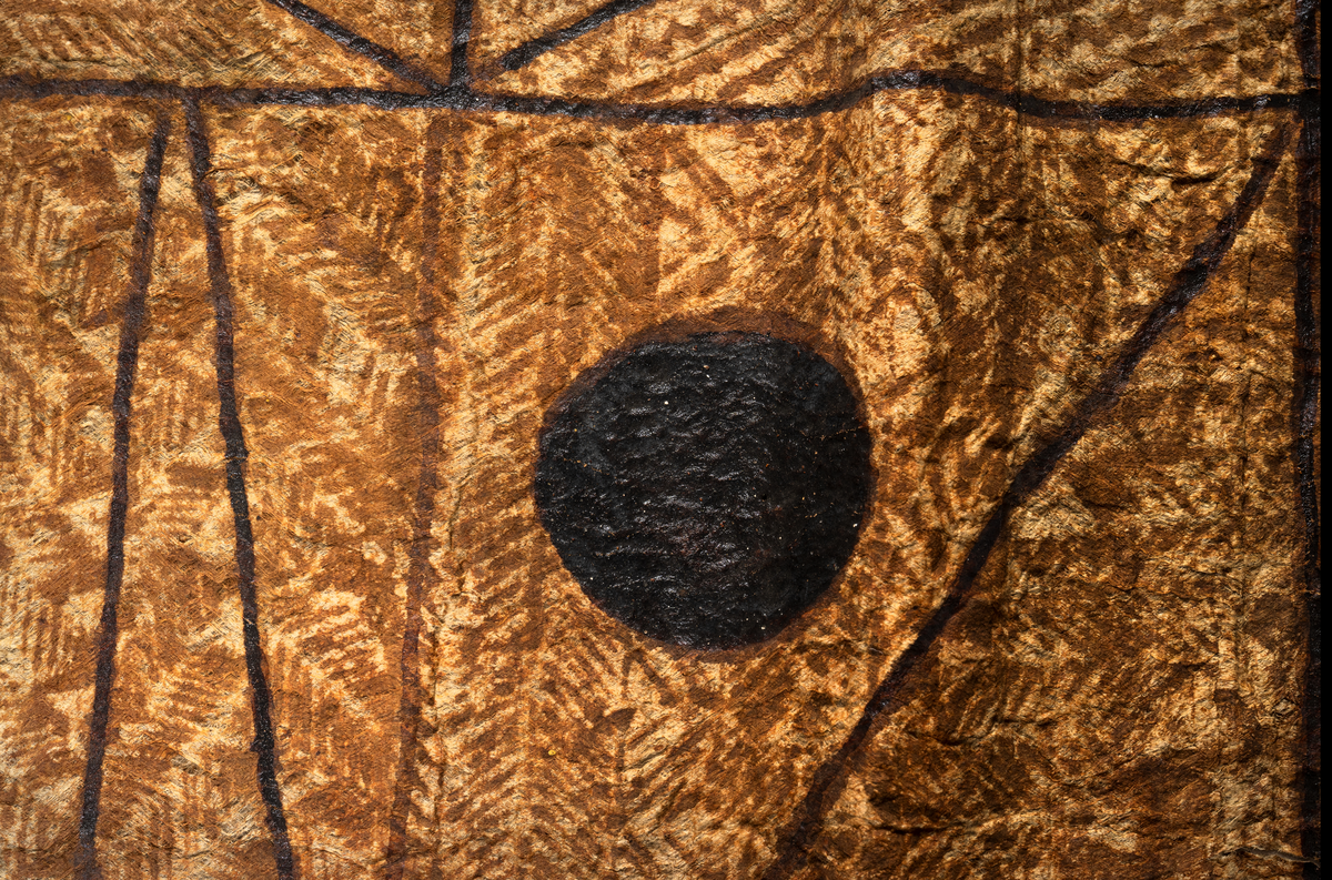 Tapa från Samoa. 
Mönster i brun färg, svarta ränder samt två cirklar i svartbrun färg.