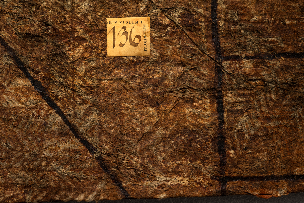 Tapa från Samoa. 
Mönster i brun färg, svarta ränder samt åtta cirklar i svart-brun färg.