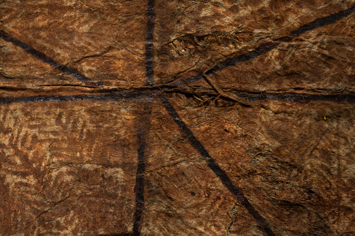 Tapa från Samoa. 
Mönster i brun färg, svarta ränder samt åtta cirklar i svart-brun färg.