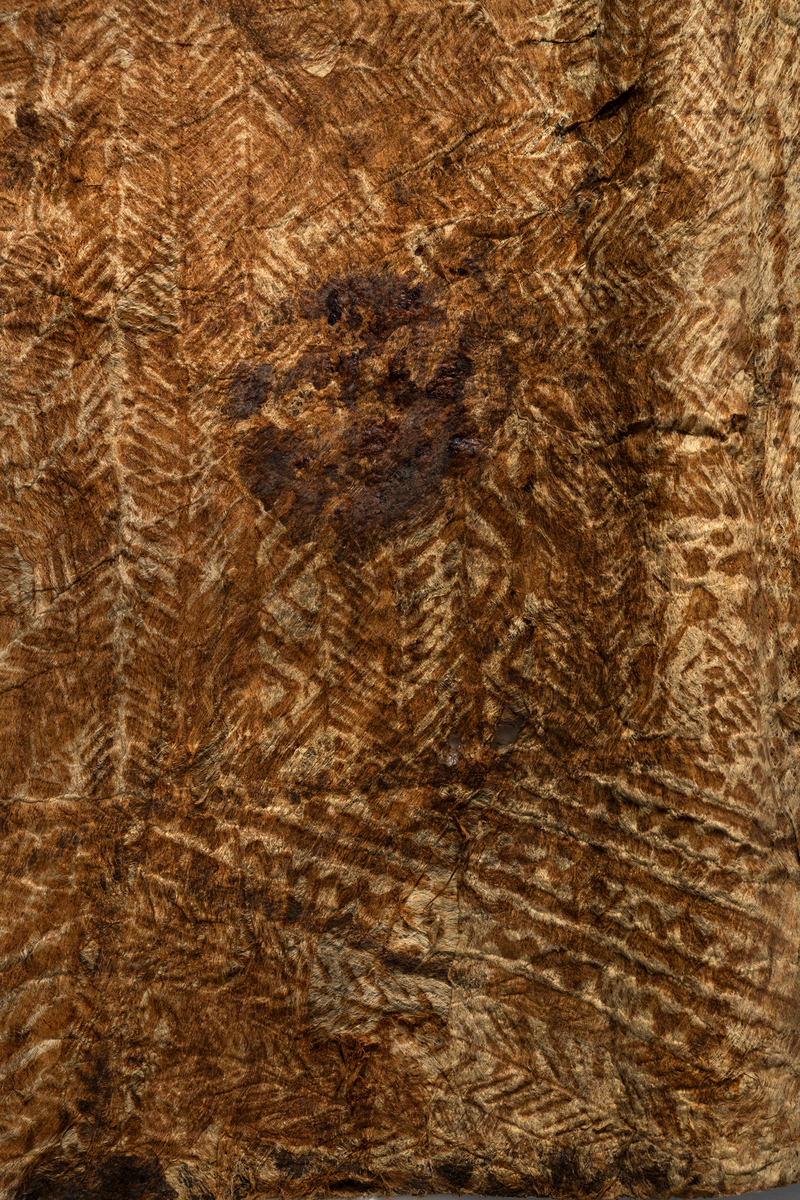 Tapa från Samoa. 
Mönster i brun färg, svarta ränder samt två cirklar i svartbrun färg.