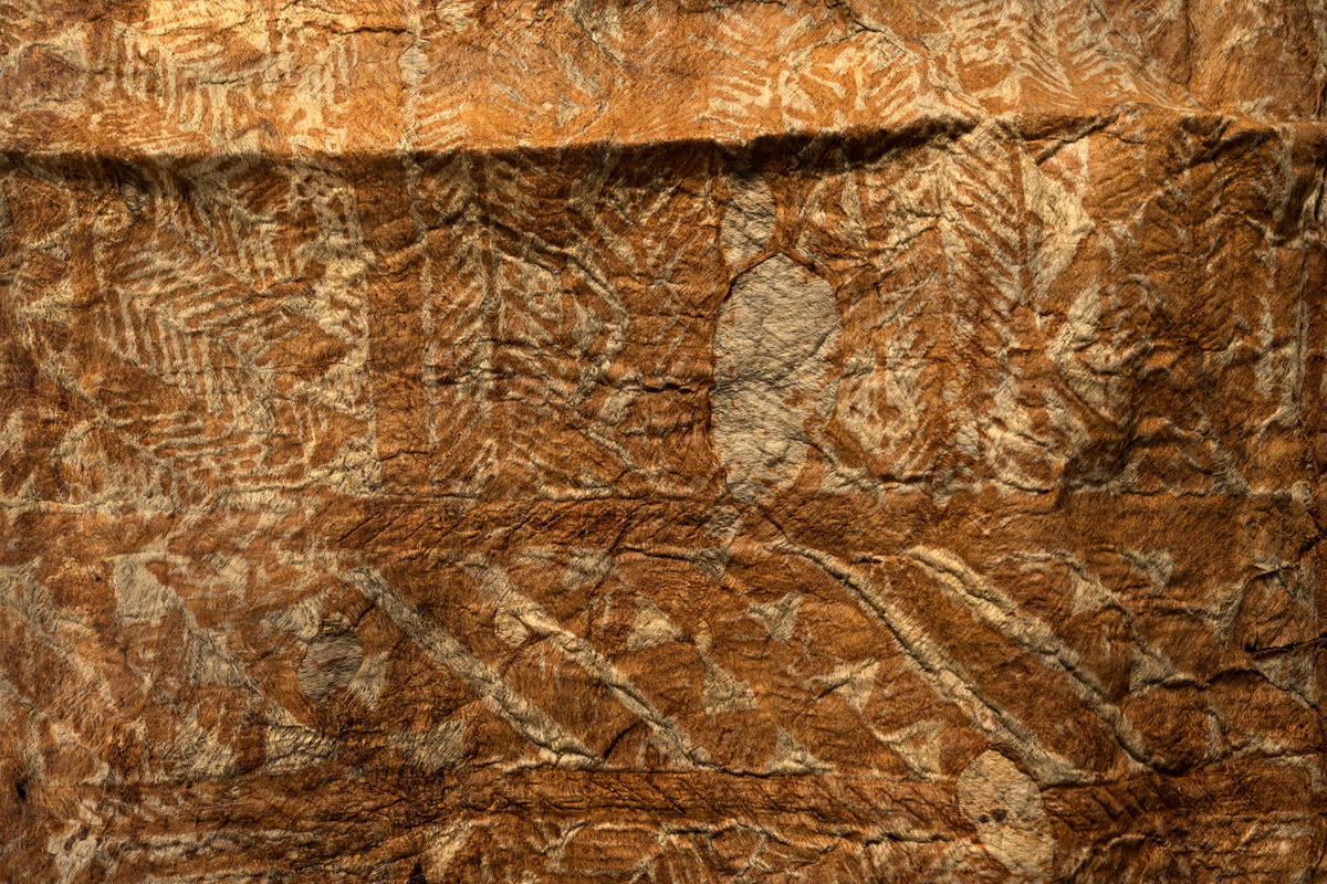 Tapa från Samoa. 
Mönster i brun färg, svarta ränder samt åtta cirklar i svart-brun färg.