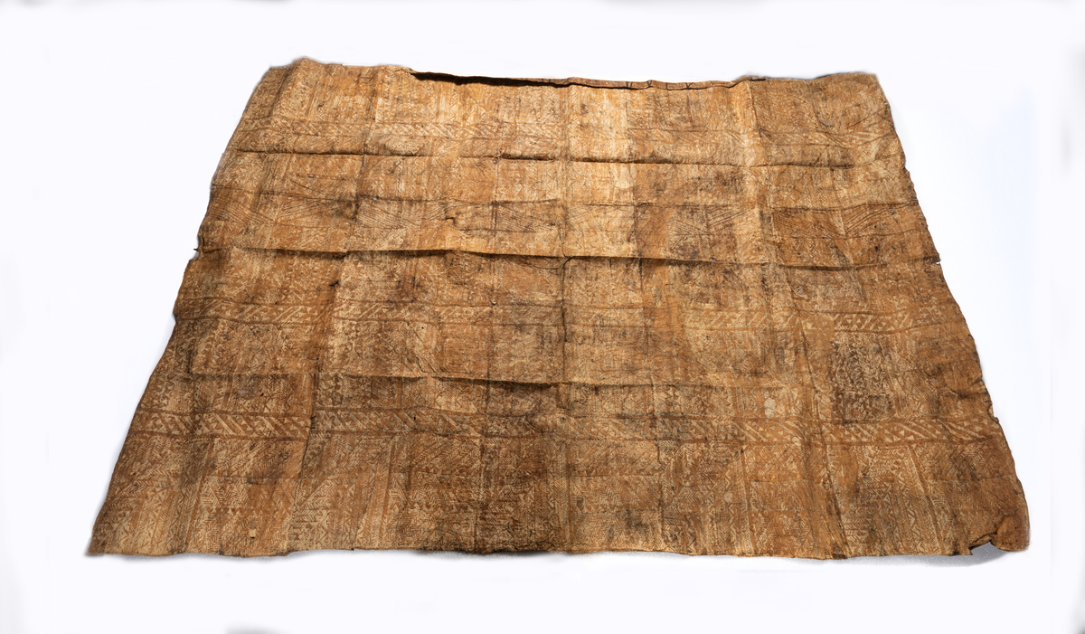 Tapa från Samoa. 
Mönster i brun färg, svarta ränder samt åtta cirklar i svart-brun färg.