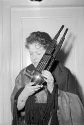 Victoria Bachke med et kinesisk munnorgel - Sheng