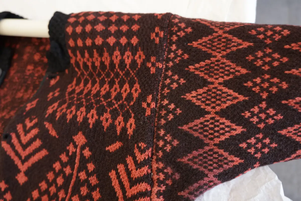 Stickad tröja närbild