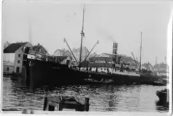 D/S KARMT ligger til kai lossing eller lassing av tønner.