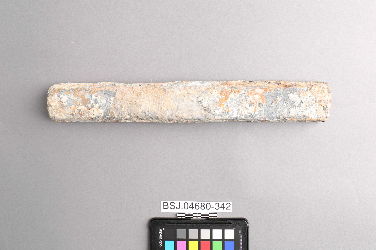 Blybarre  funnet ved skipet AKERENDAM som forliste på Runde i 1725. Rektangulær stav med svakt buet på midten.
