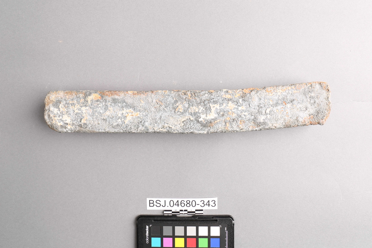 Blybarre  funnet ved skipet AKERENDAM som forliste på Runde i 1725. Rektangulær stav med svak bue på ene enden.