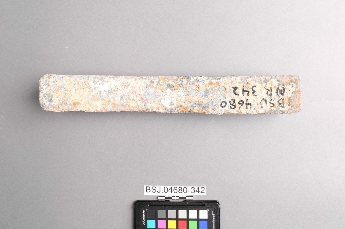 Blybarre  funnet ved skipet AKERENDAM som forliste på Runde i 1725. Rektangulær stav med svakt buet på midten.
